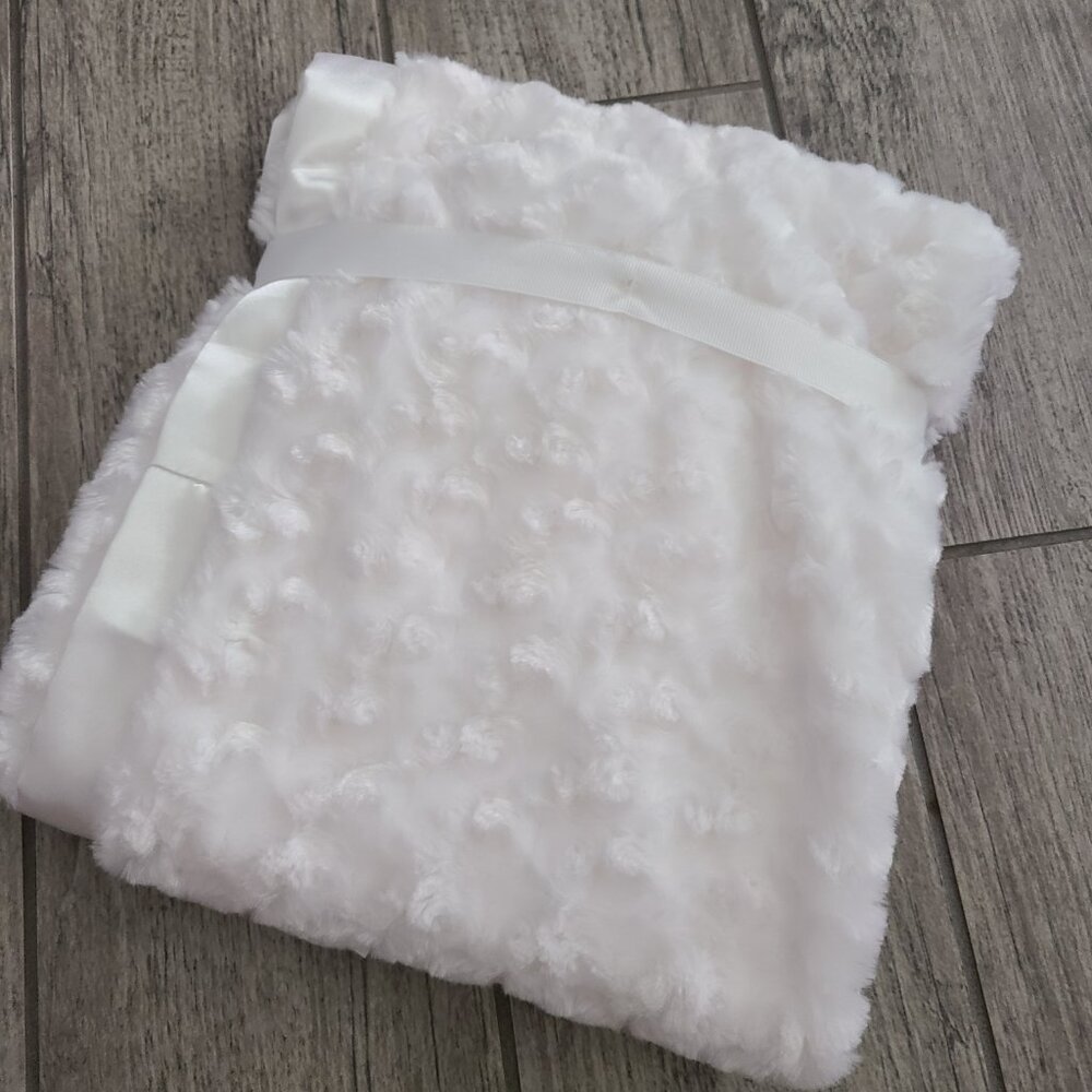 Baby Starters NEW White Plush Satin Trim Blanket 30"x40" Sweet Flower Embroidery - Picture 5 of 5